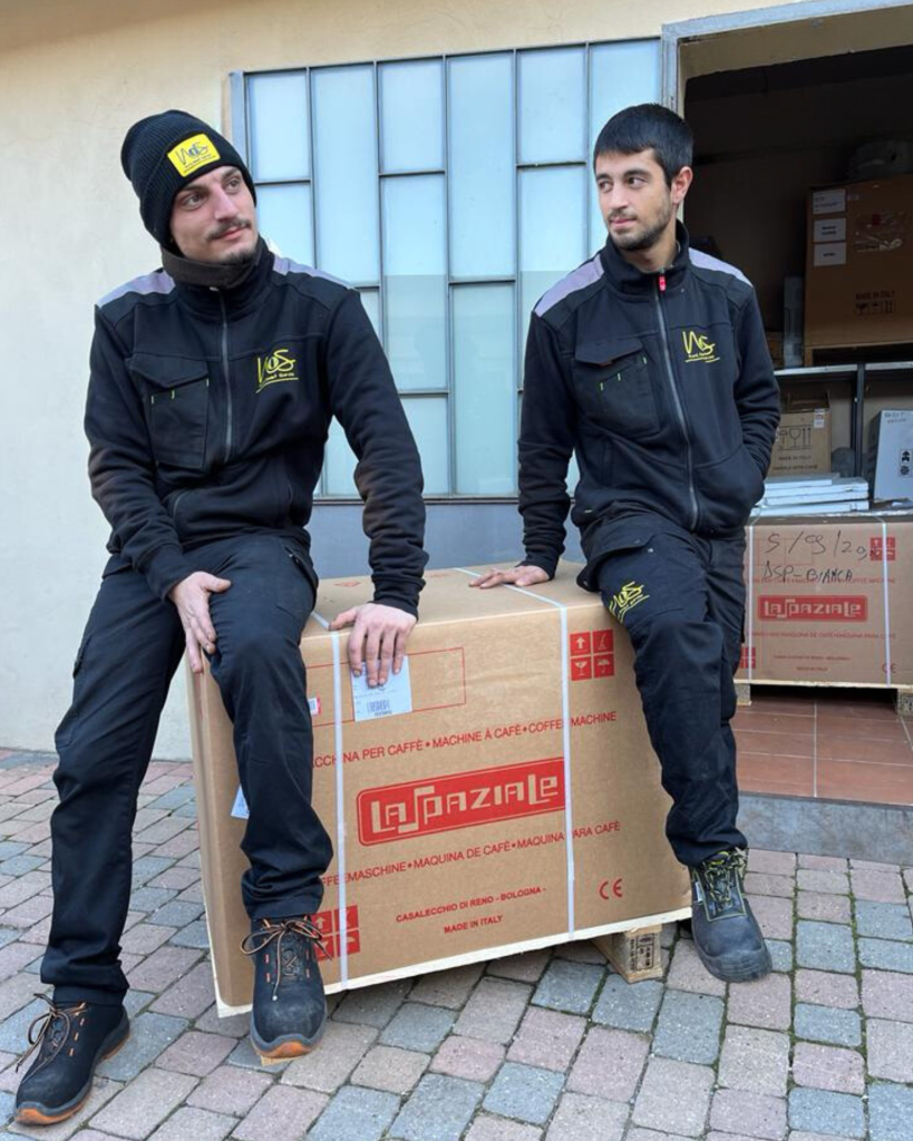 I nostri Agostino e Bruno in un momento di relax. Il nostro magazzino La Spaziale sullo sfondo. NOS srl è esclusivista La Spaziale macchine per il caffè espresso.