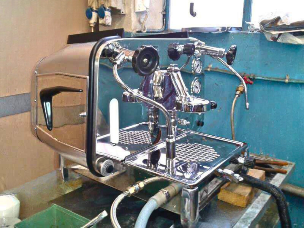 Macchina per caffè espresso Faema E61 a 1 gruppo, completamente restaurata, da collezione, in fase di collaudo
